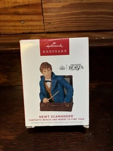 Hallmark Keepsake 2022 Phantastic Beast: NEWT SCAMANDER Christbaumschmuck - Bild 1 von 3