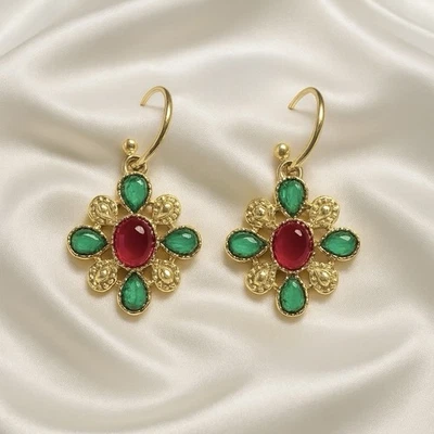 Pendientes Cruz Chico Corte Tudor Circonita cúbica De Colección Flor Dorada Aro Abierto Museo Boho Foto 1 de 4