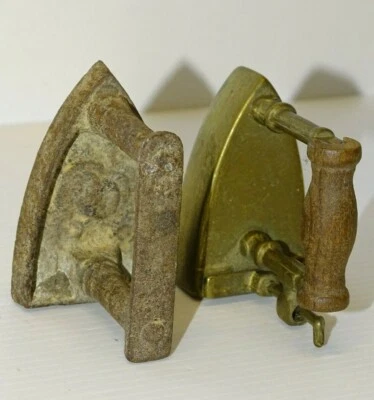 - 2 PETITS FERS à REPASSER FONTE LAITON DECO COLLECTION VIEUX JOUET VITRINE - Photo 1/4