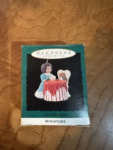 Tè in miniatura ornamento Hallmark Keepsake 1994 con orsacchiotto nuovo spedizione gratuita - Foto 1 di 5