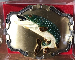 Hebilla de latón Raintree Buckle & Jewelry Inc Muskie Fish de colección nueva con caja - Imagen 1 de 6