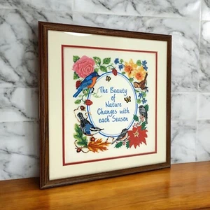 Muestreador de citas enmarcado de punto de cruz con flores de pájaro "Belleza de la naturaleza" - Imagen 1 de 11