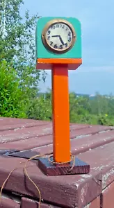 BAHNHOF BAHNSTEIG STAND UHR m. LICHT HOLZ OSTALGIE PREWAR Spur 0 1 VINTAGE RARE - Bild 1 von 9