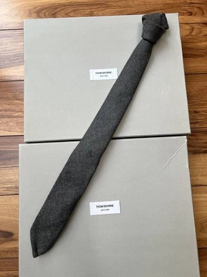 Corbata Obra Maestra Antigua USADA Vellón Negro por Thom Browne Increíble 100% Cachemira Foto 1 de 4