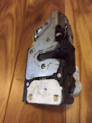 Chevrolet Trailblazer 2002-2009 y SAAB 9-7x pestillo y actuador de puerta delantera derecha Foto 1 de 2