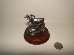 Carnero y ternero de peltre hechos a mano, hechos en los EE. UU. - Imagen 1 de 7