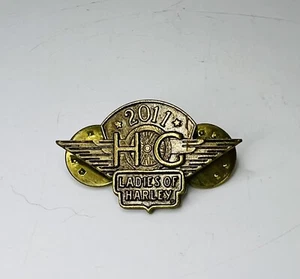 DAMEN VON HARLEY DAVIDSON OWNERS GROUP HOG LOH 2011 WESTE JACKE HUT ANSTECKNADEL - Bild 1 von 1
