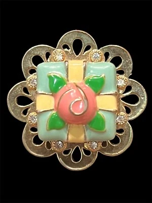 Anillo Betsey Johnson Tono Dorado Esmalte Pastel de Té Pequeño Cuatro Distintivos Talla 6.5 Foto 1 de 4