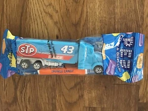 STP NASCAR #43 Petty Trailer Rig PEZ Dispenser in Blue Bag 2007 Retired #PD474 - Imagen 1 de 4