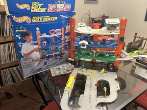 1998 Mattel Hot Wheels Super Electronic City center 4 Level Folds Sounds - Picture 1 of 6