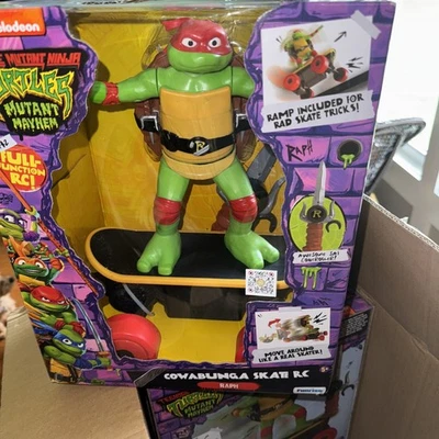 Teenage Mutant Ninja Turtles TMNT - Raphael Cowabunga Skate RC 2.4 GHz Remote - Image 1 of 2