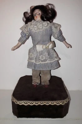 ANCIENNE POUPÉE AUTOMATE MUSICALE SOCLE PORCELAINE BOIS TISSU DENTELLE OLD DOLL - Photo 1/4