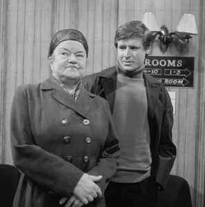 VIOLET CARSON - WILLIAM ROACHE - CORONATION STREET - 8"" x 8"" mit Foto 1960er - Bild 1 von 1