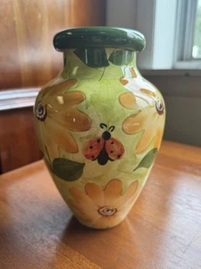 Handbemalte Blumenvase mit Marienkäfer - helle Keramik Wohndeko - Bild 1 von 6