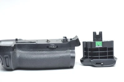 Nikon OEM MB-D18 Vertical Grip W/BL-5 Battery Chamber Cover for D850 MBD18 - Image 1 of 3