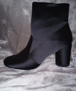 Schwarze Stiefel Bootie Größe 7,5 Justfab 7 1/2 Satin Halbschuhe Blockabsatz Pull Up - Bild 1 von 15
