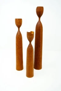 Juego de tres candelabros modernos daneses de teca torneados MCM vintage - Imagen 1 de 9