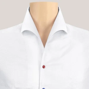 Camicia bianca uomo collo alto aperto bavero Cooper bottoni colorati sposi outfit - Foto 1 di 11