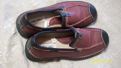 Cherokee talla 7,5 cuero cosido tal vez usado una vez granate negro un rasguño en la puntera Foto 1 de 4