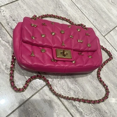 NUEVO Bolso Cartera Karl Lagerfeld Cuero Rosa Caliente Acolchado Dije Adornado Foto 1 de 4