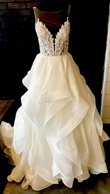 Justin Alexander signature 99281 Size 6 NEW, Ballgown, Lace, Buttons, zipper.   - Image 1 of 4