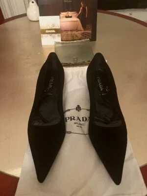 Zapatos de gamuza Prada Mary Jane negros... venta al por menor $1,150... compra $450.00 o la mejor oferta Foto 1 de 4
