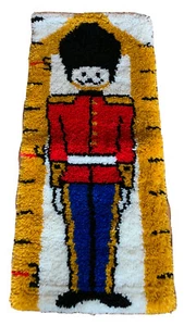 Vintage Weihnachten Spielzeug Soldat Riegel Haken Teppich Wanddekoration 16"x36" fertig - Bild 1 von 10