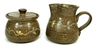 Arte firmado cerámica crema y azúcar gres tonos tierra marrón flores pintadas - Imagen 1 de 10