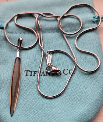 Collar Tiffany & Co. Oro Blanco 18k Serpiente Cadena Pluma Cuarzo Ahumado Dije Foto 1 de 4