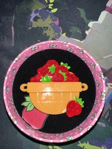 Erstwilder x Strawberry Shortcake Erdbeerernte Brosche GWP 2025 Kollektion - Bild 1 von 3
