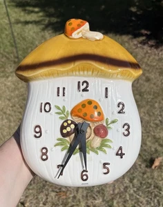 Reloj de pared vintage Sears Roebuck MERRY MUSHROOM con números marrones funcionando - Imagen 1 de 7