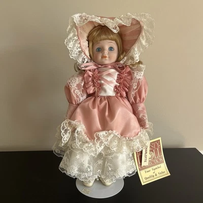 Винтажная фарфоровая кукла Dynasty Charlotte со стойкой 14 дюймов - Изображение 1 из 4