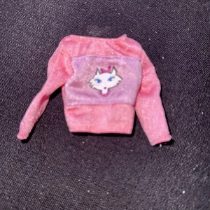 2000 BARBIE DOLL KITTY FUN CLOTHES-Graphic Print Cat top shirt-Opening 4 Switch - Picture 1 of 2