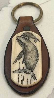 Scrimshaw de cuero vintage mamá y becerro ballenas - Alaska Foto 1 de 4