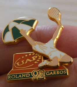 BEAU PIN'S SPORT TENNIS ROLAND GARROS 92 SPONSOR UAP 2D ARTHUS BERTRAND - Foto 1 di 4