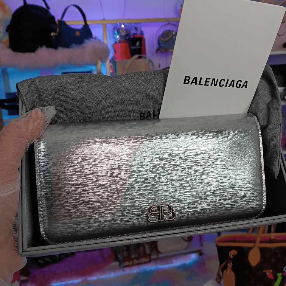 Balenciaga 铬银色皮革大码双折卡扣钱包男式女式 Fu — 第 1/4 张图片