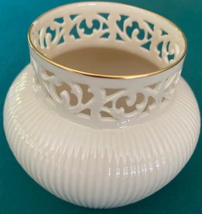 VINTAGE~ORIGINALE~LENOX~COLLEZIONE TRACERY~VASO BORDATO ORO~COSTINE E TRAFORATO~4,5" - Foto 1 di 4