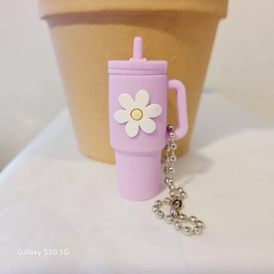 Schlüsselanhänger markenlos lila Becher Tasse Anhänger mit Gänseblümchen Perlenkette süß Y2K neu ohne Etikett - Bild 1 von 6