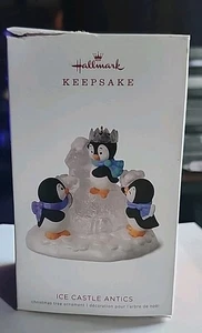 Hallmark 2018 Playful Penguins Ice Castle Antics adorno de recuerdo de Navidad NUEVO - Imagen 1 de 5