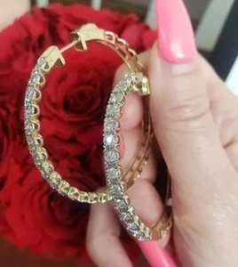 Aretes tipo argolla Huggie grandes de diamantes simulados de corte redondo enchapados en oro amarillo de 14 k - Imagen 1 de 5