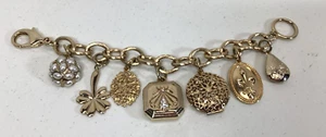 Pulsera con dije siete dijes tres son medallones tono dorado 7" sin marca - Imagen 1 de 6