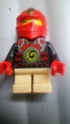 Lego Mini Figura Corta Ninja con Casco Rojo Foto 1 de 2