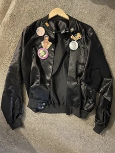 Vintage Elvis Presley Black Satin Bomber Jacket Diamond Dust Silver XL w/ RARE PINS - Bild 1 von 16