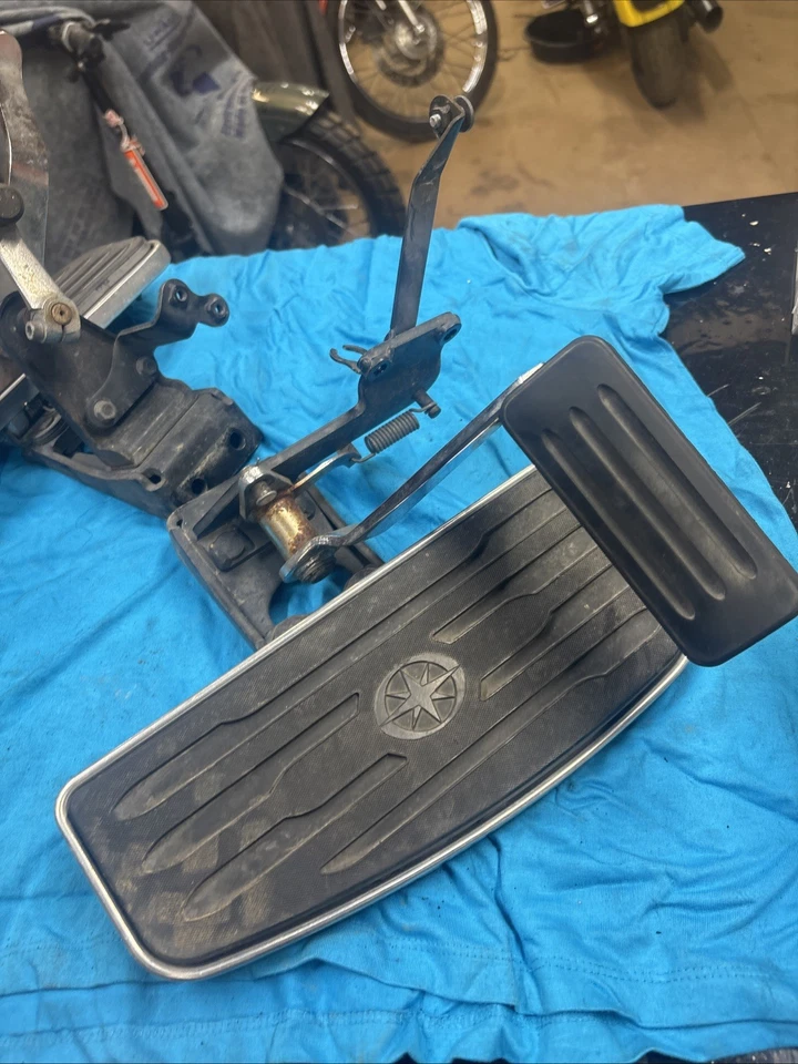 2004-2009 年雅马哈 Road Star Xv1700 午夜脚板带底座,换档制动器 — 第 1/4 张图片