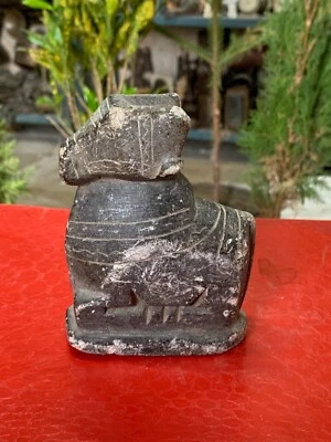 Antigua estatuilla de ídolo toro Shiva Nandi mármol piedra negra tallada a mano 4" Foto 1 de 4