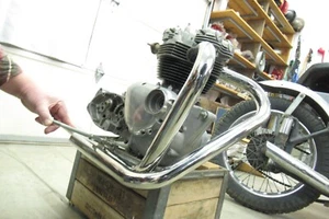 Triumph LADO DERECHO 650 750 tubos de arrastre 1 3/4" cromo escape corte barra picadora RS - Imagen 1 de 7