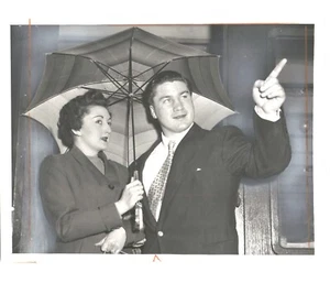 British BOXING Champion DON COCKELL & Wife VINTAGE Sports 1955 Press Photo - Picture 1 of 2
