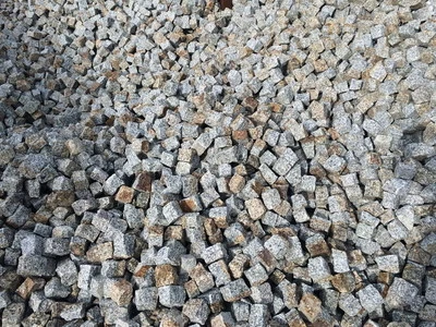 Neues Granitpflaster aus Striegau 7 x 9 grau-rost Sonderpreis 14,16 €* pro 1 m² - Bild 1 von 4