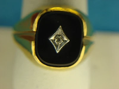 МОДНОЕ ЗОЛОТИСТОЕ МУЖСКОЕ КОЛЬЦО С ИСКУССТВЕННЫМ ОНИКСОМ И ПОКОЛЕНИЕМ. АКЦЕНТ БРИЛЛИАНТ - РАЗМЕР 11 1/2 - Изображение 1 из 4