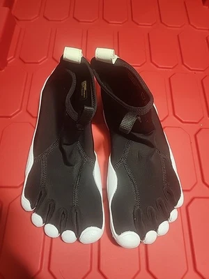 Vibram Fivefingers V-NEOP negro/blanco 21W9601 talla 8,5-9 falta suela  Foto 1 de 4